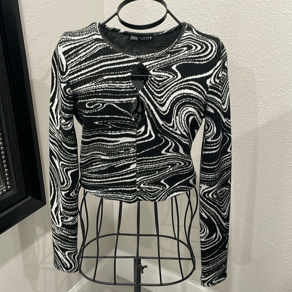 Zara Women’s Contemporary Black & White Knit Cut Out Crop Top SZ USA Medium